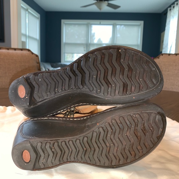 Woman’s Ugg Boots - Picture 6 of 7